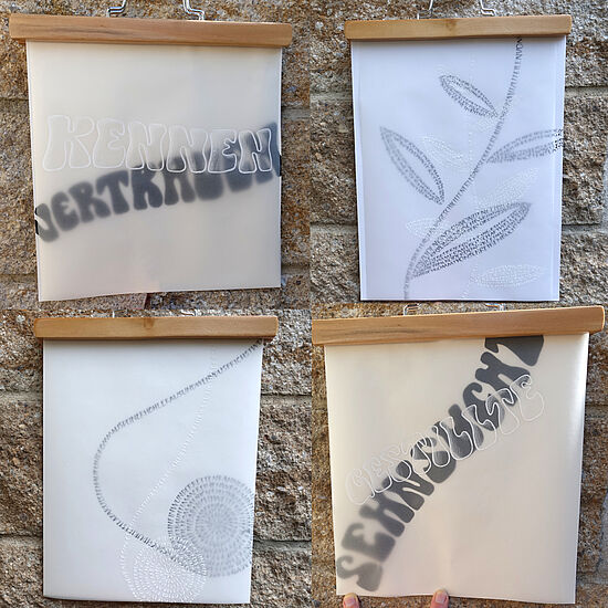 Kleiderbügelkunst mit Kalligrafie