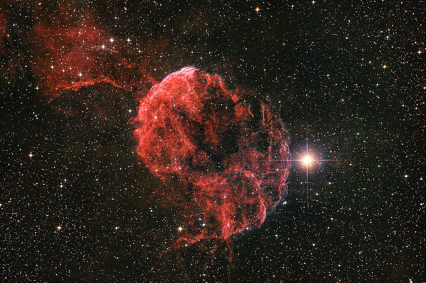 Bild von rötlichem Quallennebel im Universum