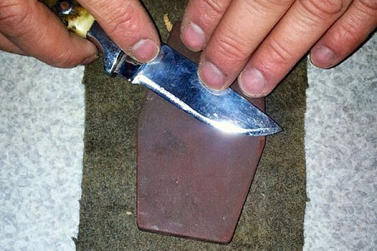 Messer schärfen im Naturpark Hirschwald