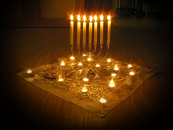 Um eine Mitte, die trägt: "Licht in unsere Herzen"